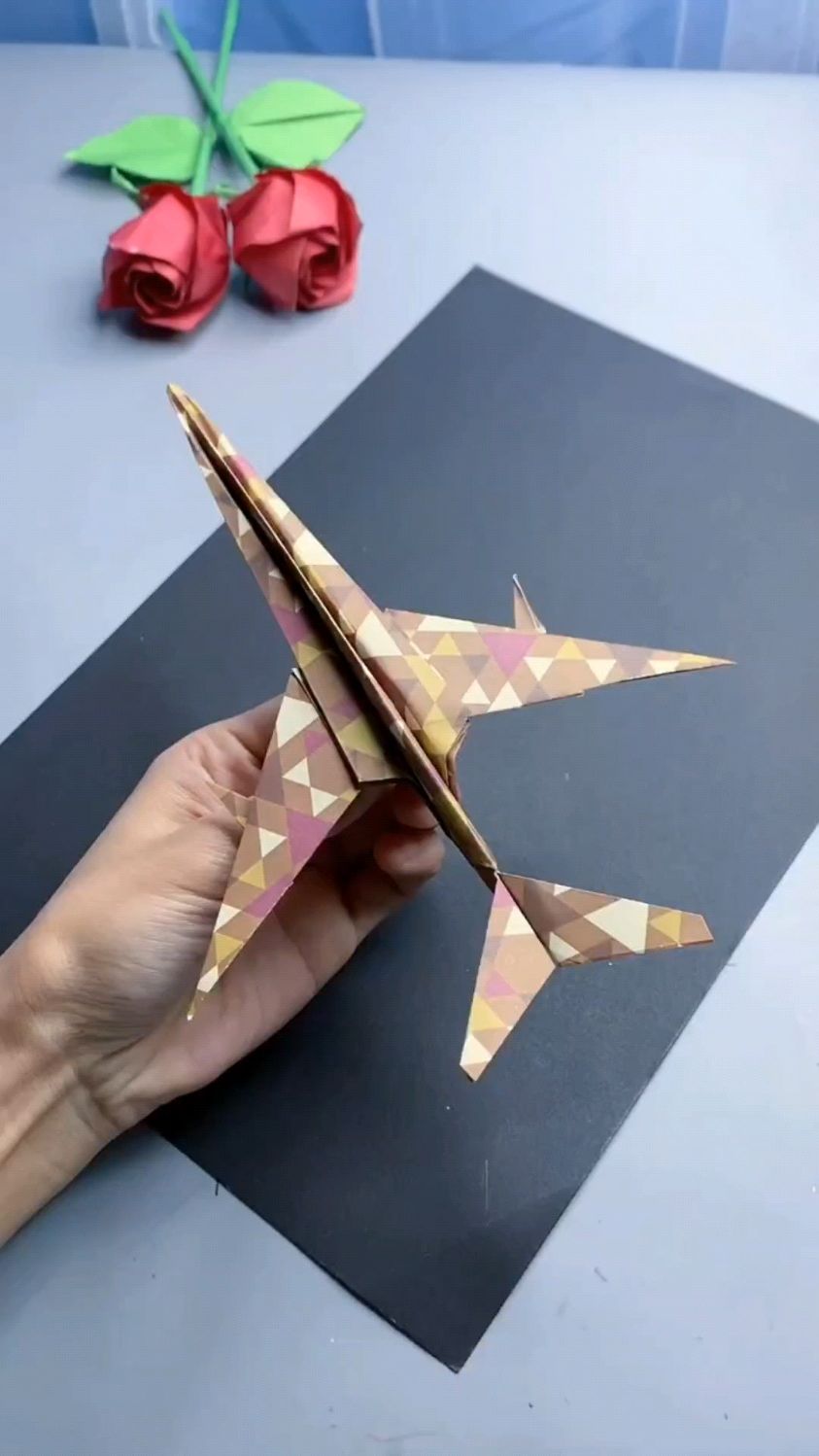 How to fold a simple paper plane (How to fold a simple paper plane and fly 100 meters away)
